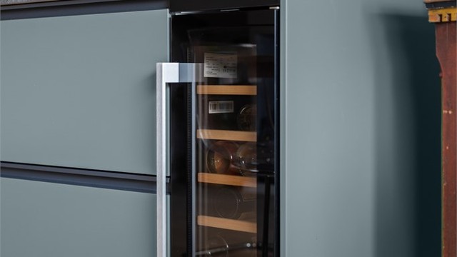 Integrert vinskap med to temperatursoner.