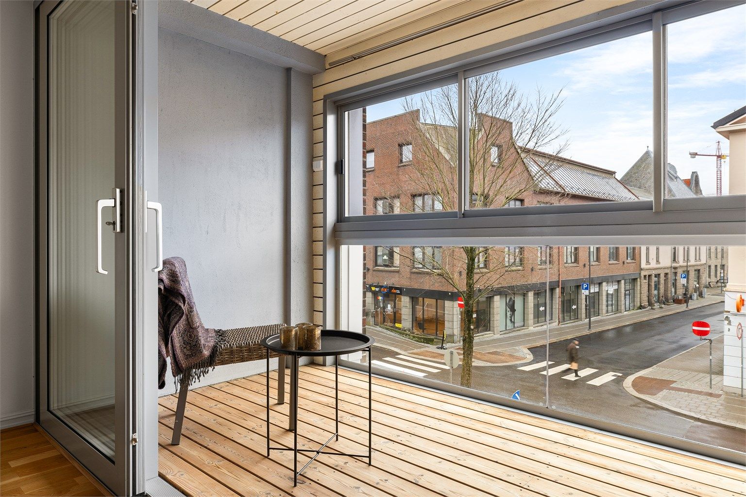 Verandaens øvre glassfelt er festet til skinner og kan enkelt trekkes til side for et mer luftig uterom.