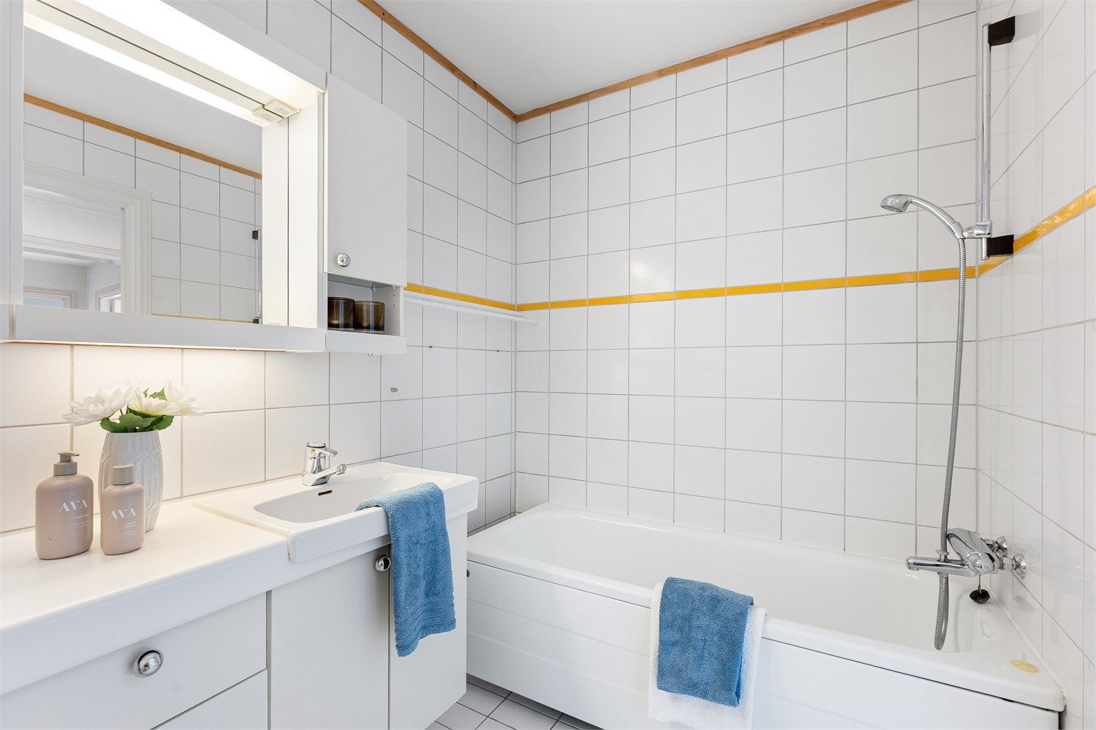 Badet er utstyrt med badekar og har mekanisk avtrekk.