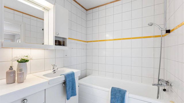 Badet er utstyrt med badekar og har mekanisk avtrekk.