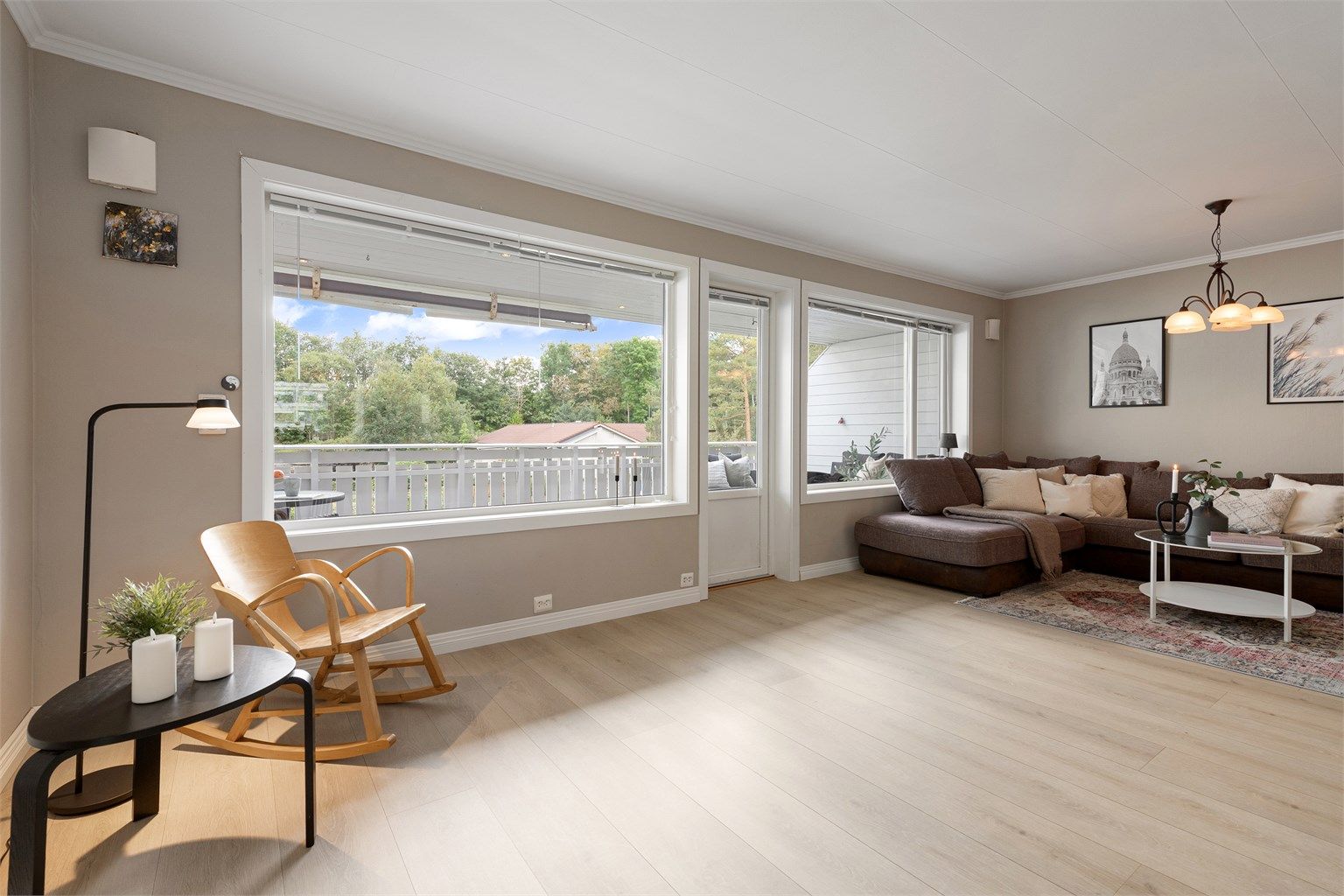 Store vindusflater mot syd gir godt med naturlig lysinnslipp 