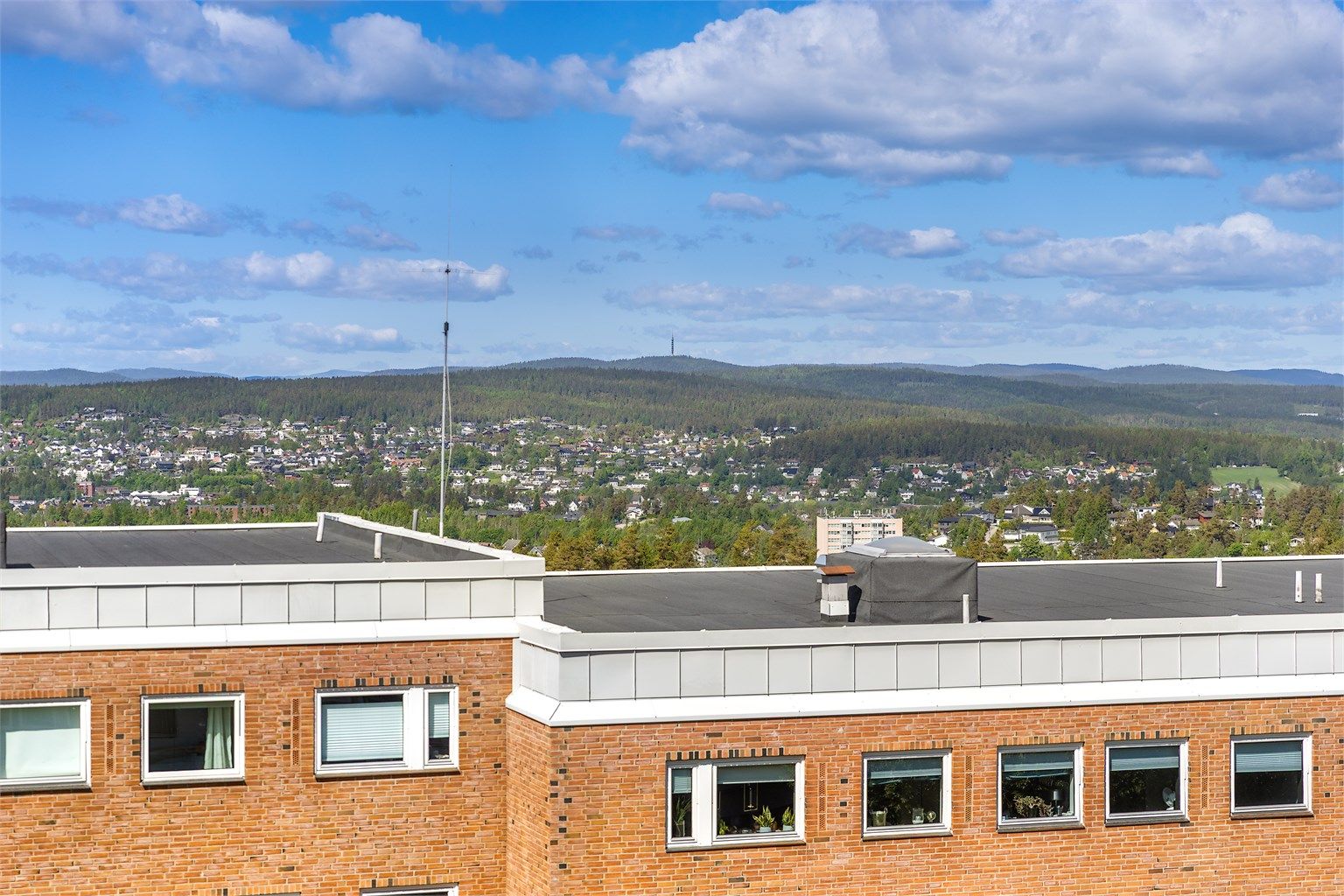 Med bil tar det kun 5-10 minutter til Strømmen Storsenter og Lillestrøm sentrum med alle sine servicetilbud.