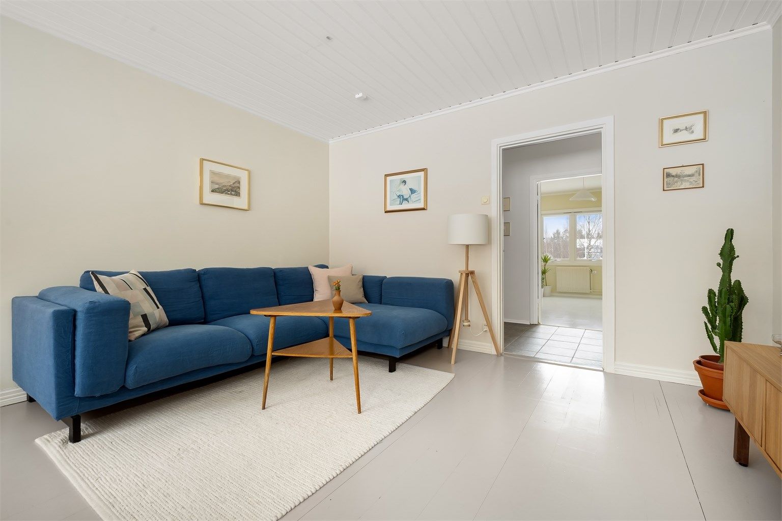 Gulvet er malt, noe som gir en lys og enhetlig flate.