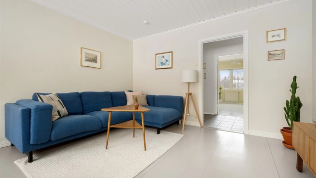 Gulvet er malt, noe som gir en lys og enhetlig flate.