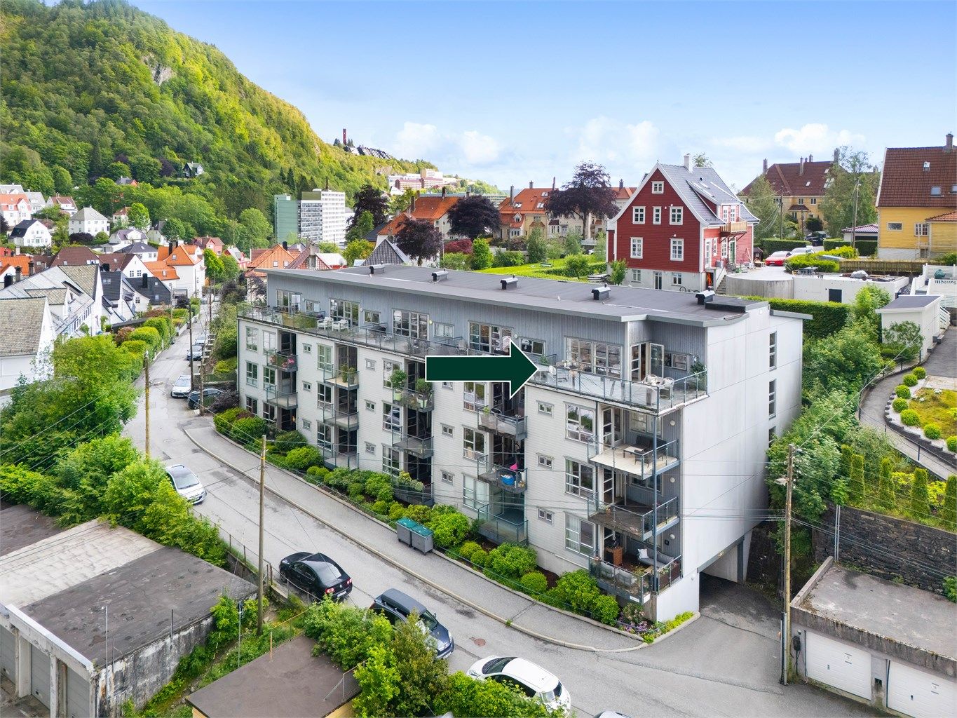 Velkommen til Lappen 9! Topp- og hjørneleilighet med garasjeplass, heis og sentral beliggenhet. 