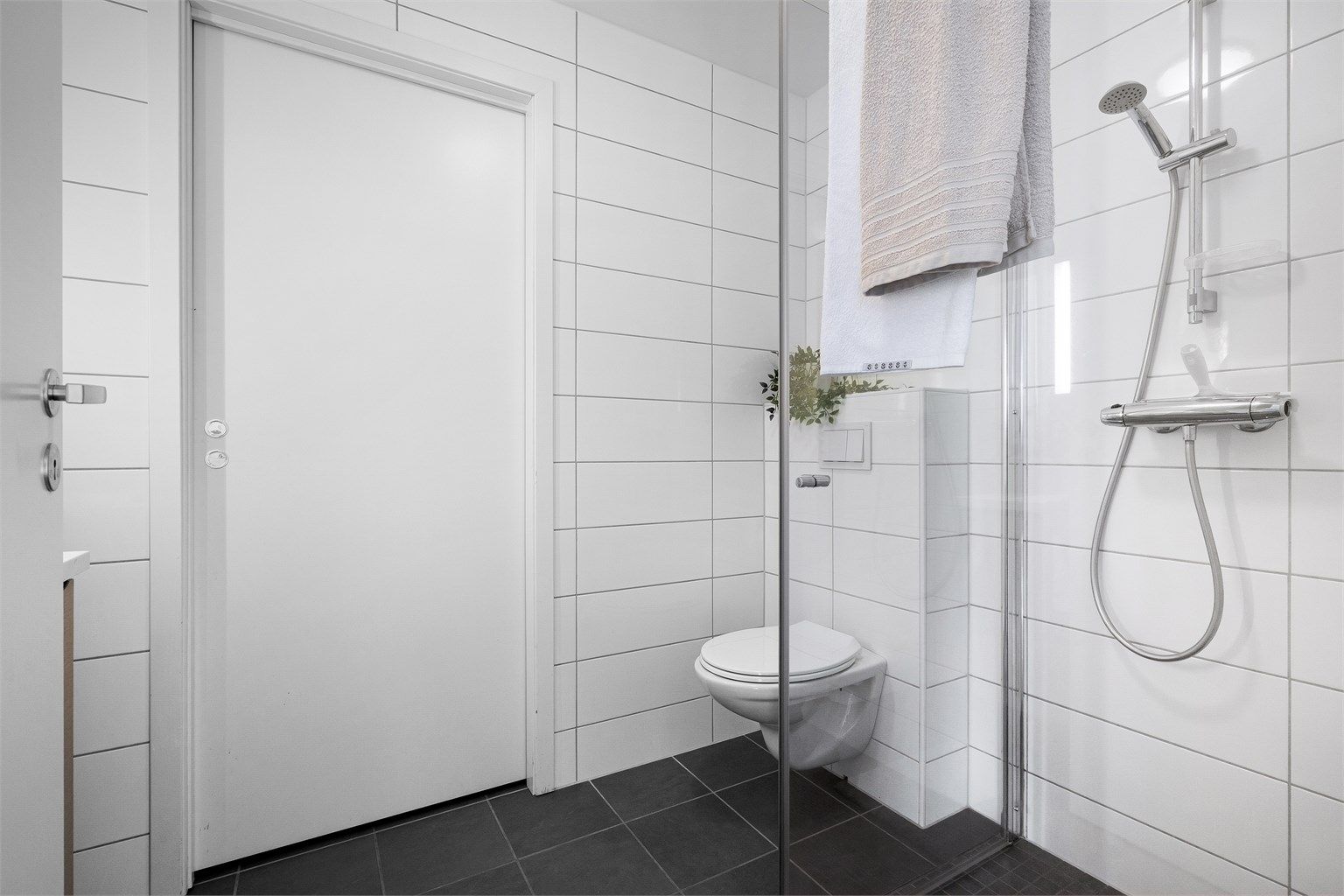Vegg-i-vegg med bad, har du praktisk vaskerom med opplegg for vaskemaskin samt plass til tørketrommel. Her det også ekstra oppbevaringsmuligheter. 