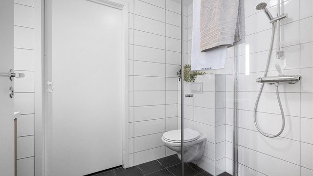 Vegg-i-vegg med bad, har du praktisk vaskerom med opplegg for vaskemaskin samt plass til tørketrommel. Her det også ekstra oppbevaringsmuligheter.