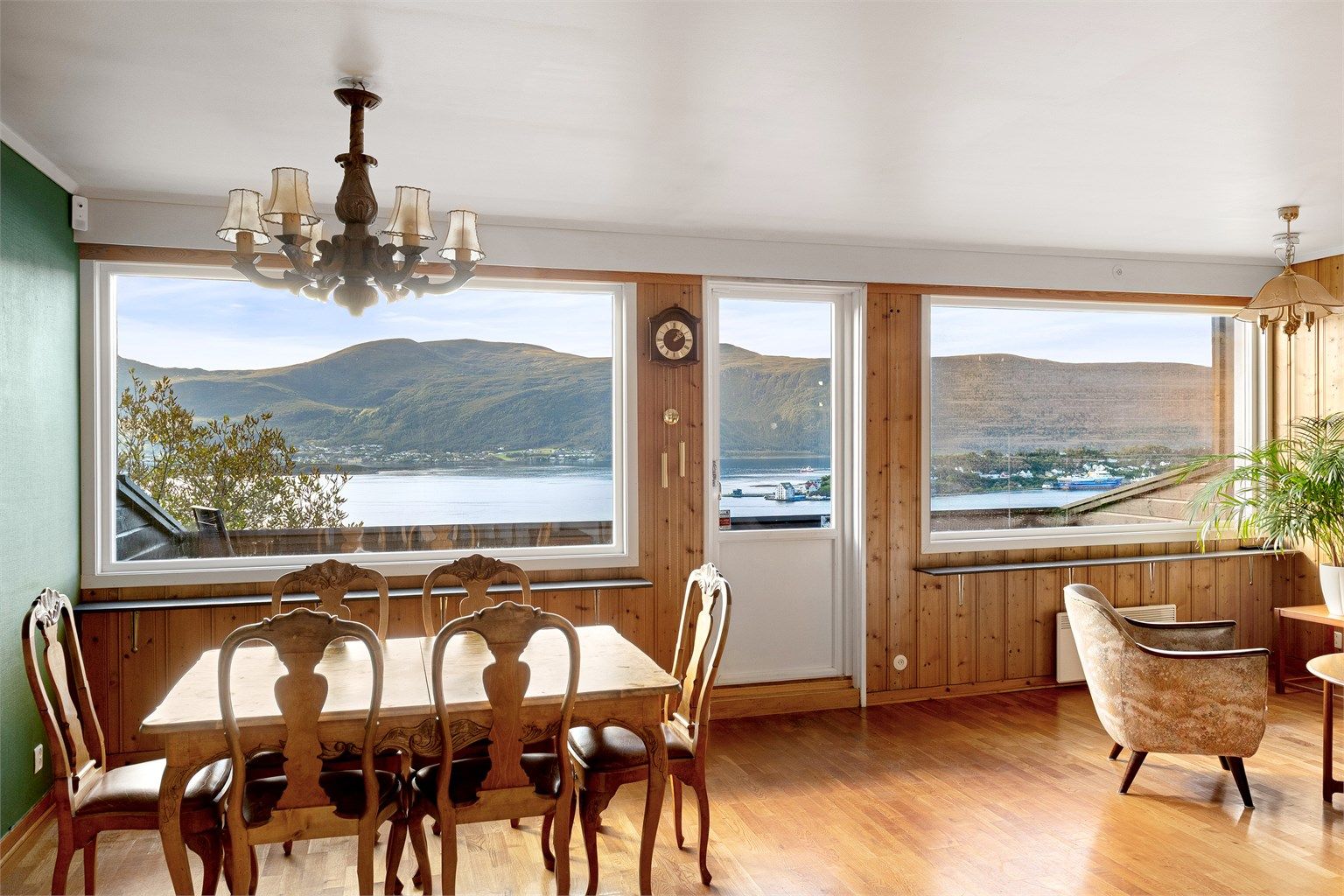 Store vindusflater mot syd gir godt med lysinnslipp i stuen