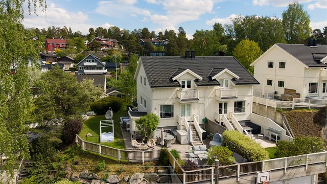 Boligen har en tilbaketrukket og trafikkskjermet beliggenhet i et veletablert nabolag.
