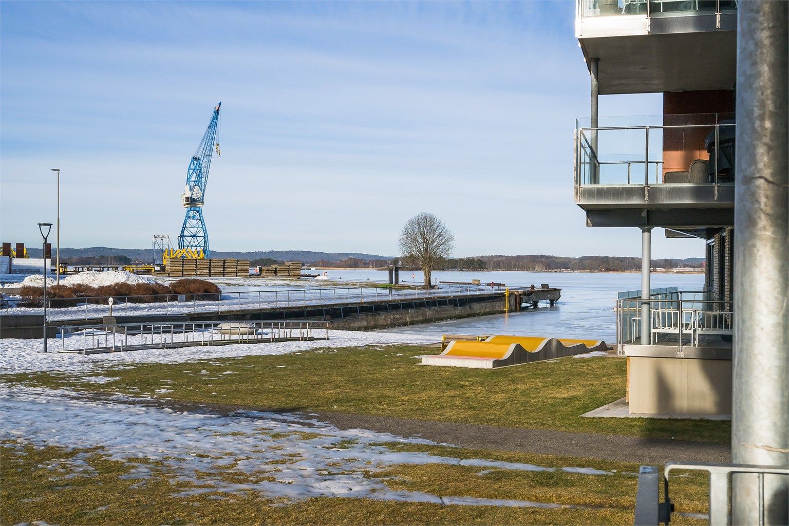 Fra leiligheten er det fantastisk utsikt til sjøen og pent fellesområde med lekeplass. (Fotograf Kristian Bollæren/Fotofinish)