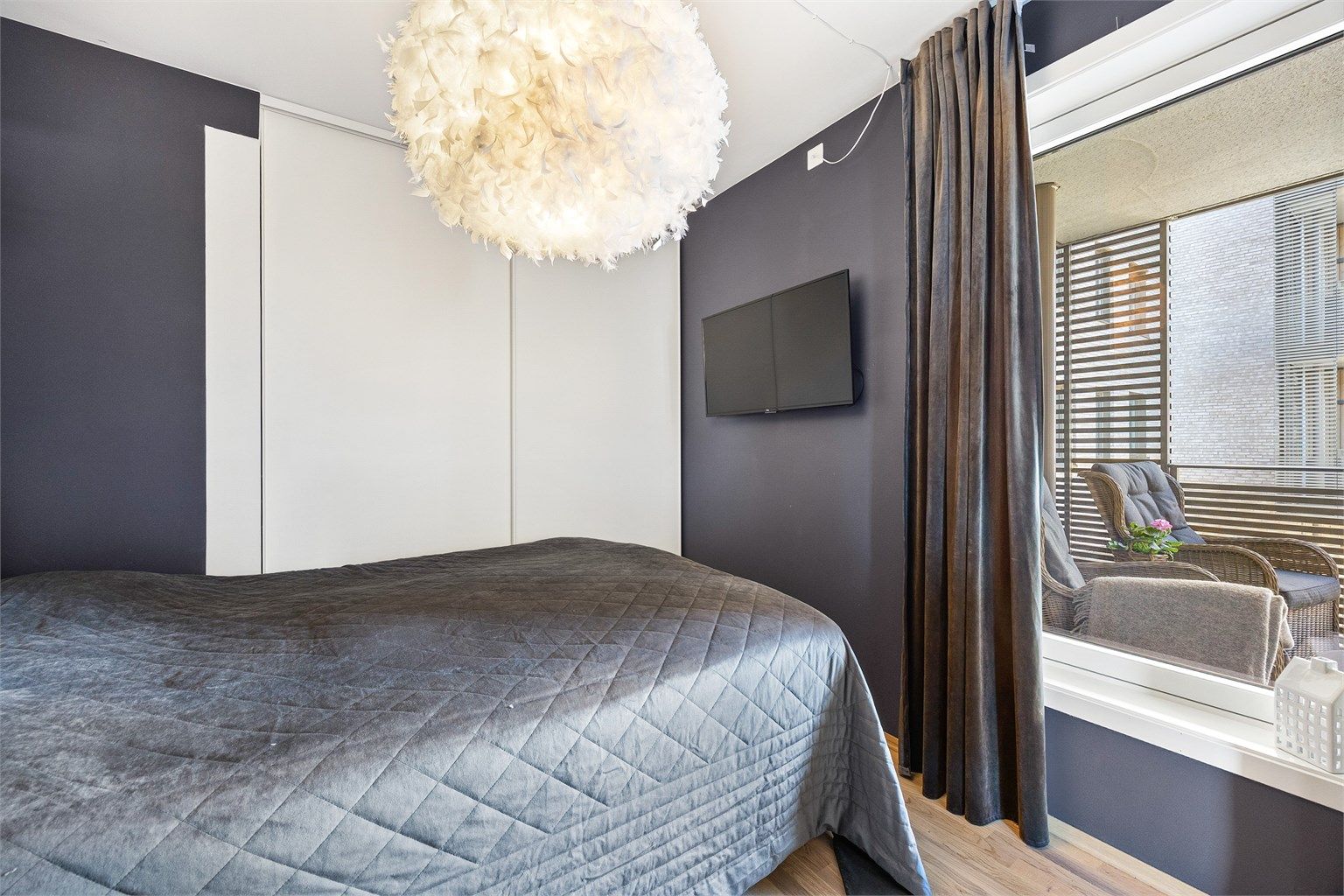 Soverommet er utstyrt med en romslig skyvedørsgarderobe for effektiv oppbevaring.
