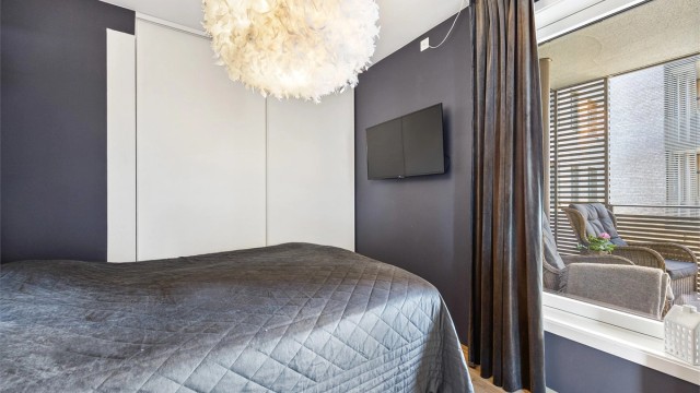 Soverommet er utstyrt med en romslig skyvedørsgarderobe for effektiv oppbevaring.