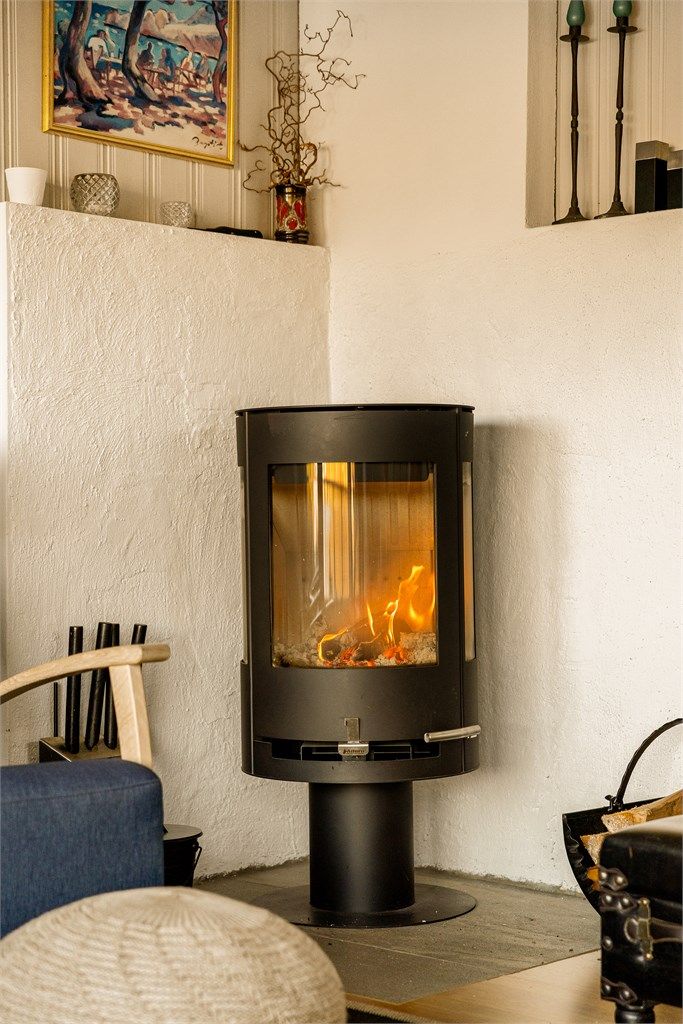 Peisovnen er strategisk plassert for å varme opp stuen effektivt.