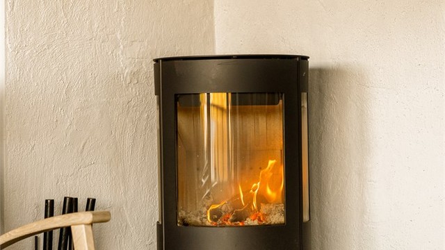 Peisovnen er strategisk plassert for å varme opp stuen effektivt.