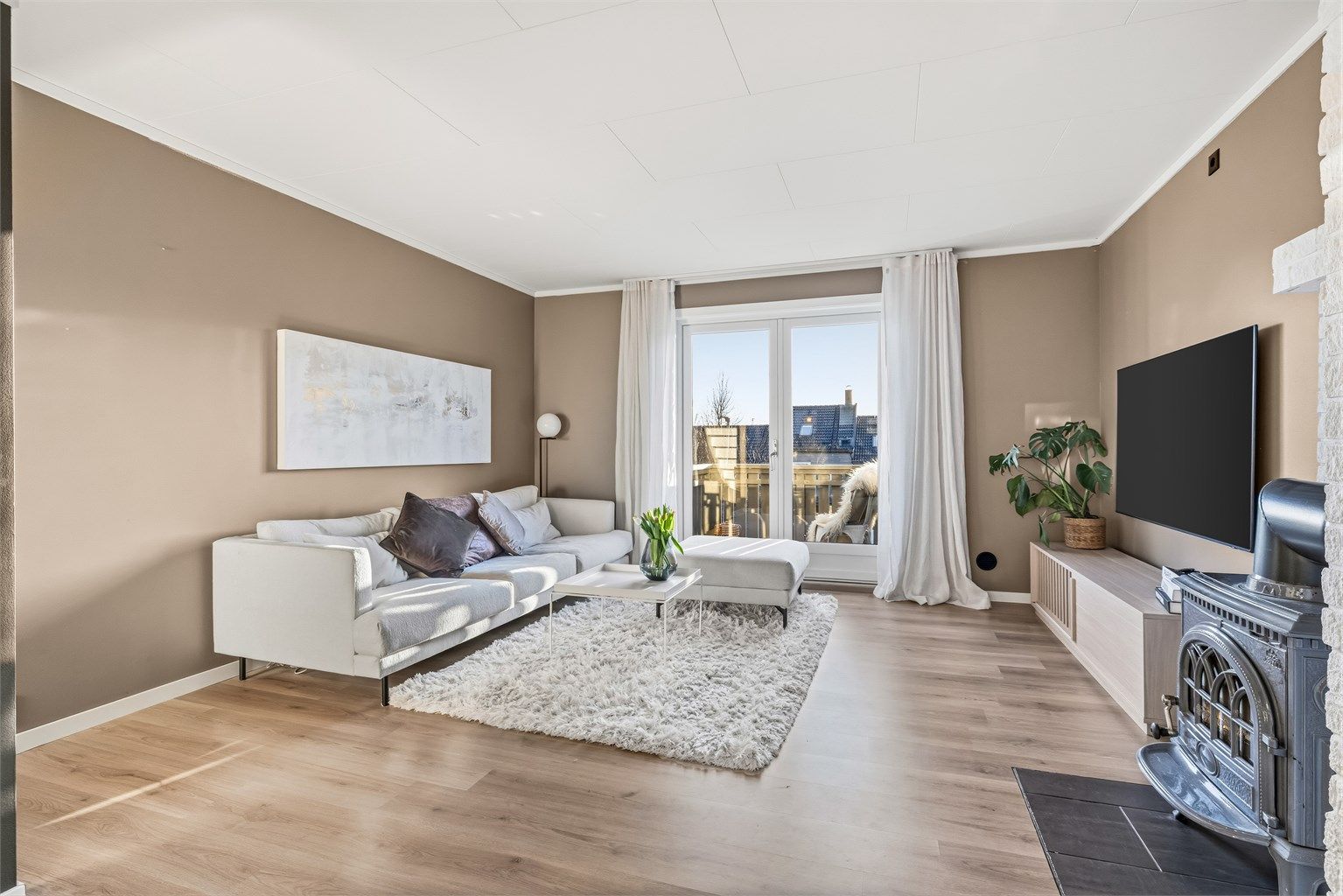 Stuen har god plass til sofagruppe og er gjennomgående med laminatgulv.