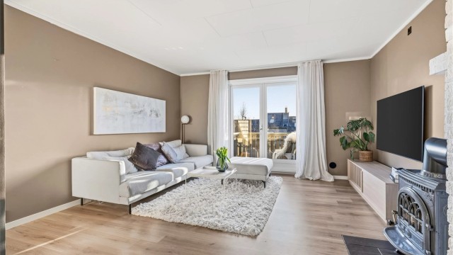 Stuen har god plass til sofagruppe og er gjennomgående med laminatgulv.