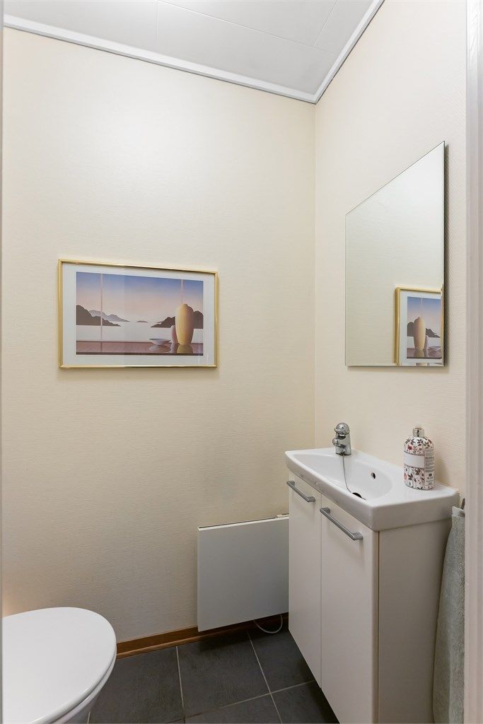 Praktisk toalettrom i første etasje med flislagt gulv med gulvvarme.