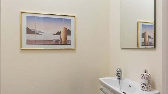 Praktisk toalettrom i første etasje med flislagt gulv med gulvvarme.