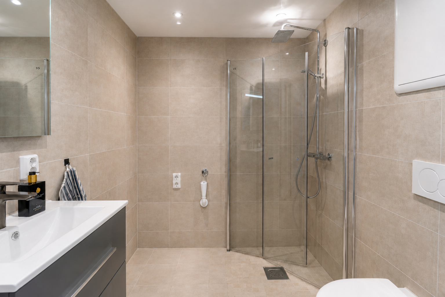 Fra entreen ligger badet som er flislagt og har gulvvarme samt nedsenket himling med downlights.