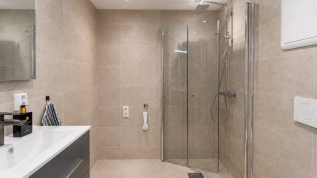 Fra entreen ligger badet som er flislagt og har gulvvarme samt nedsenket himling med downlights.