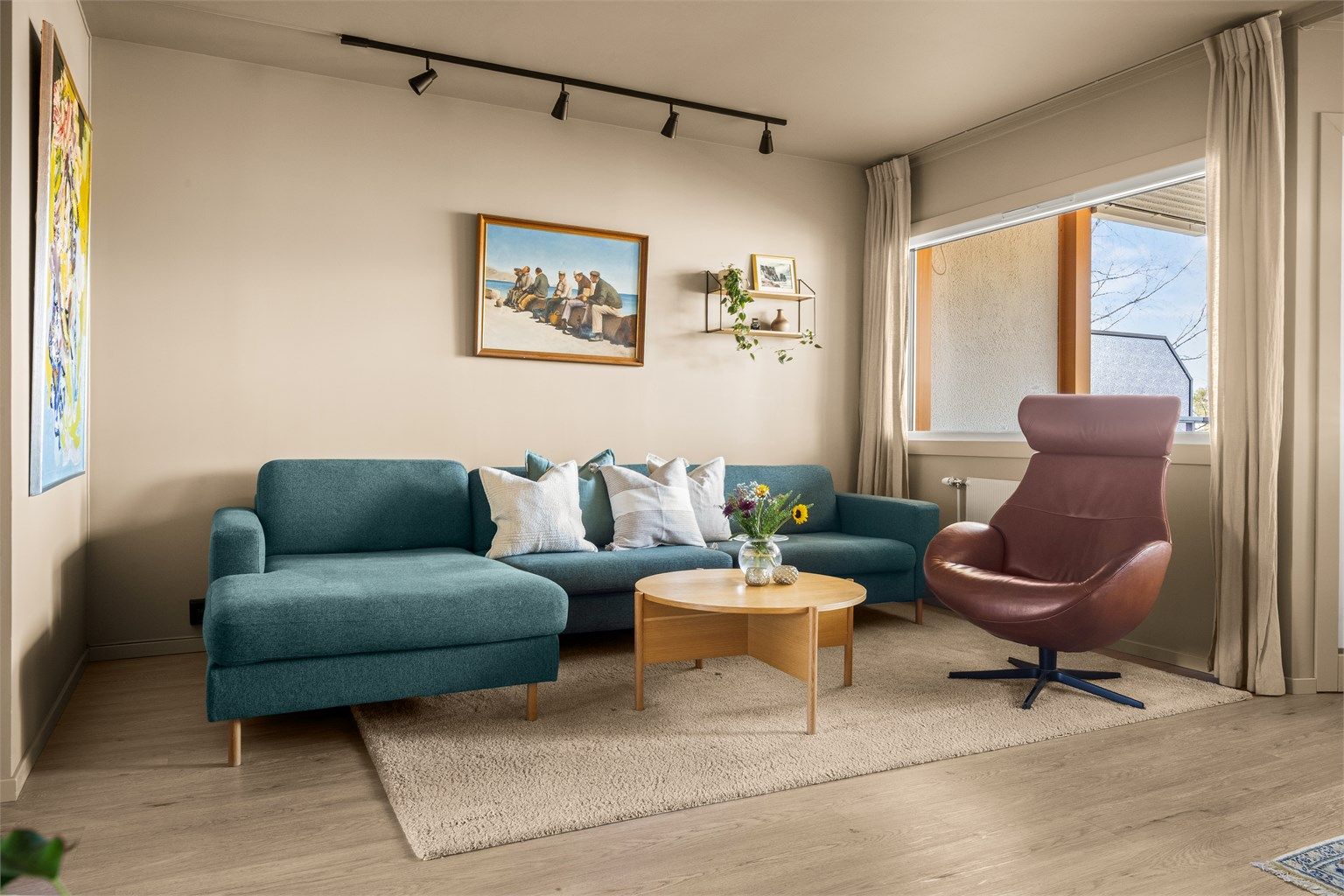 Vinduer med 3-lags glass fra 2019 bidrar til god lyd- og varmeisolasjon.