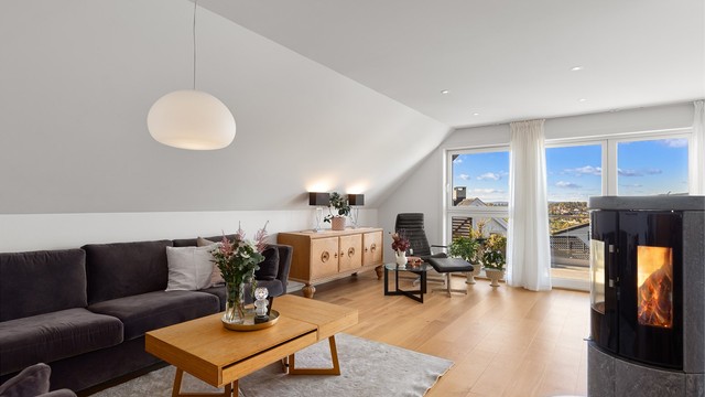 Stuen i andre etasje har flott enstavs parkettgulv og en lun klebersteinsovn.