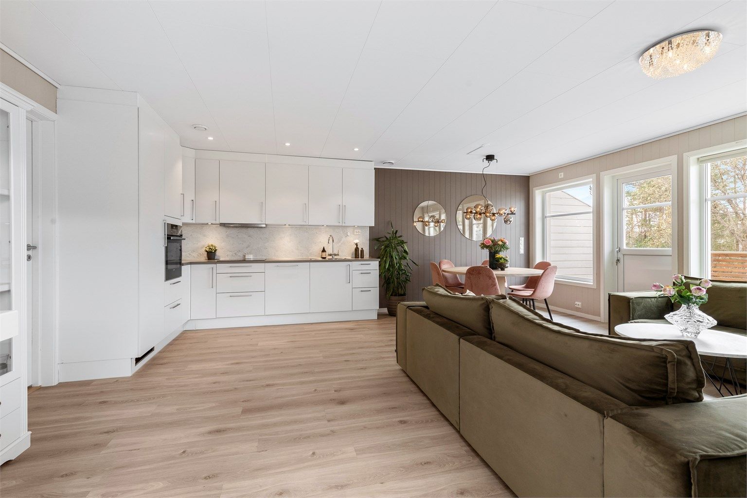 Andre etasje byr på en lys og åpen stue- og kjøkkenløsning, boligens naturlige samlingspunkt.