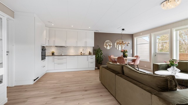 Andre etasje byr på en lys og åpen stue- og kjøkkenløsning, boligens naturlige samlingspunkt.