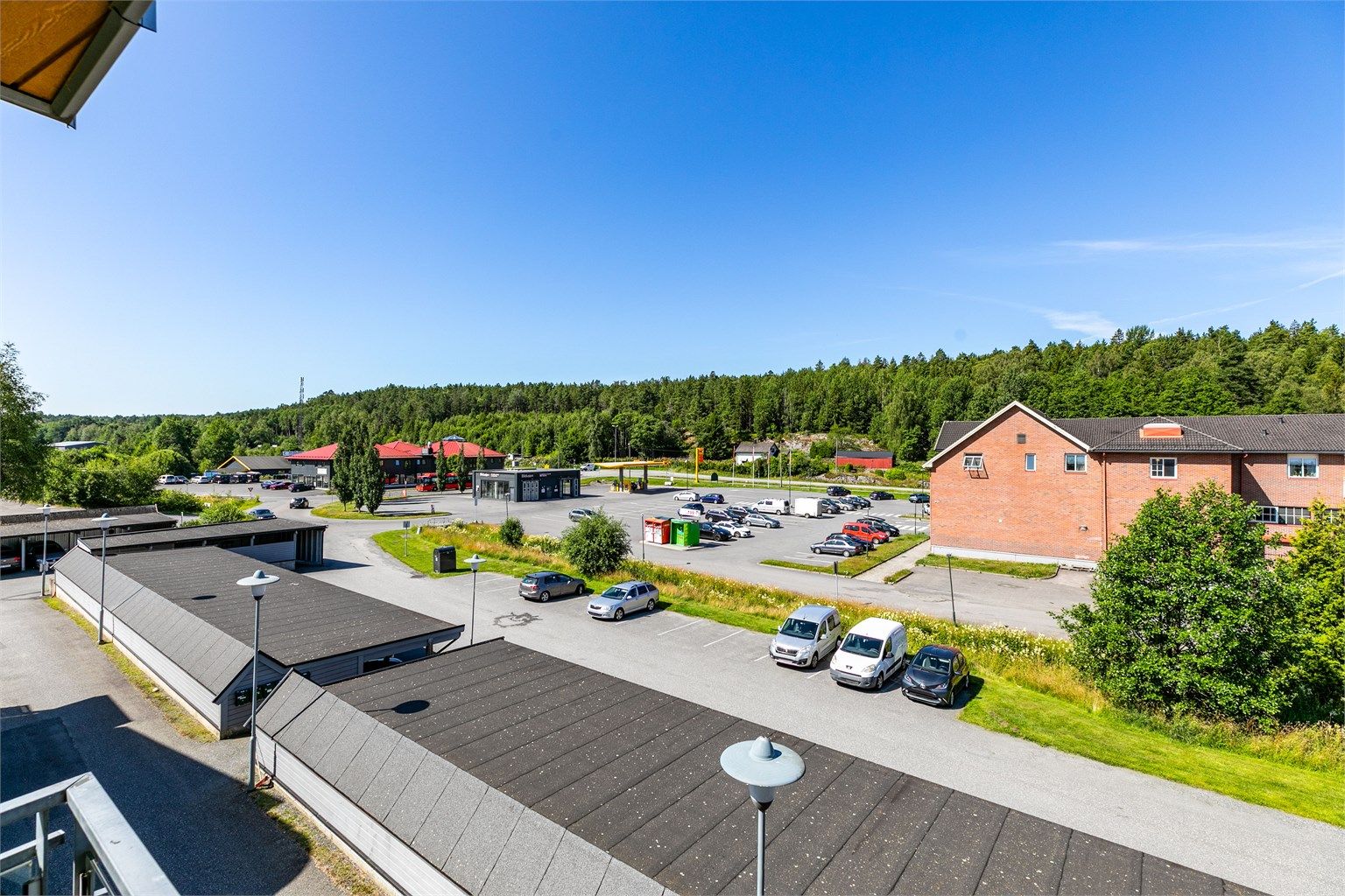 I den luftige høyden av tredje/øverste etasje får du et fint utsyn over nærområdet.