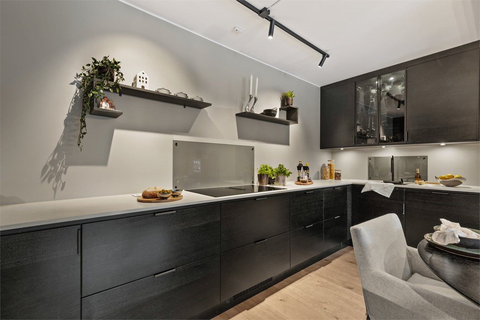 Det er rikelig med oppbevaring i både skuffer og skap.