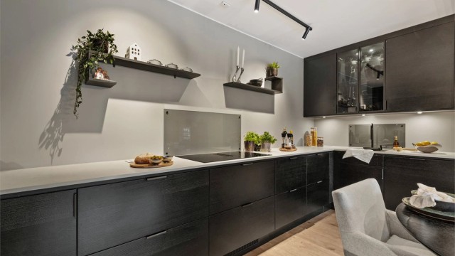 Det er rikelig med oppbevaring i både skuffer og skap.