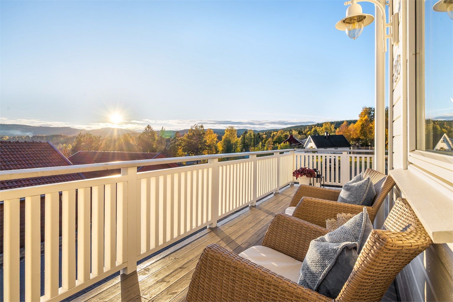 Romslig terrasse på ca. 35 kvm. Store deler av terrassen er ikke byggemeldt.