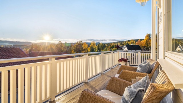Romslig terrasse på ca. 35 kvm. Store deler av terrassen er ikke byggemeldt.