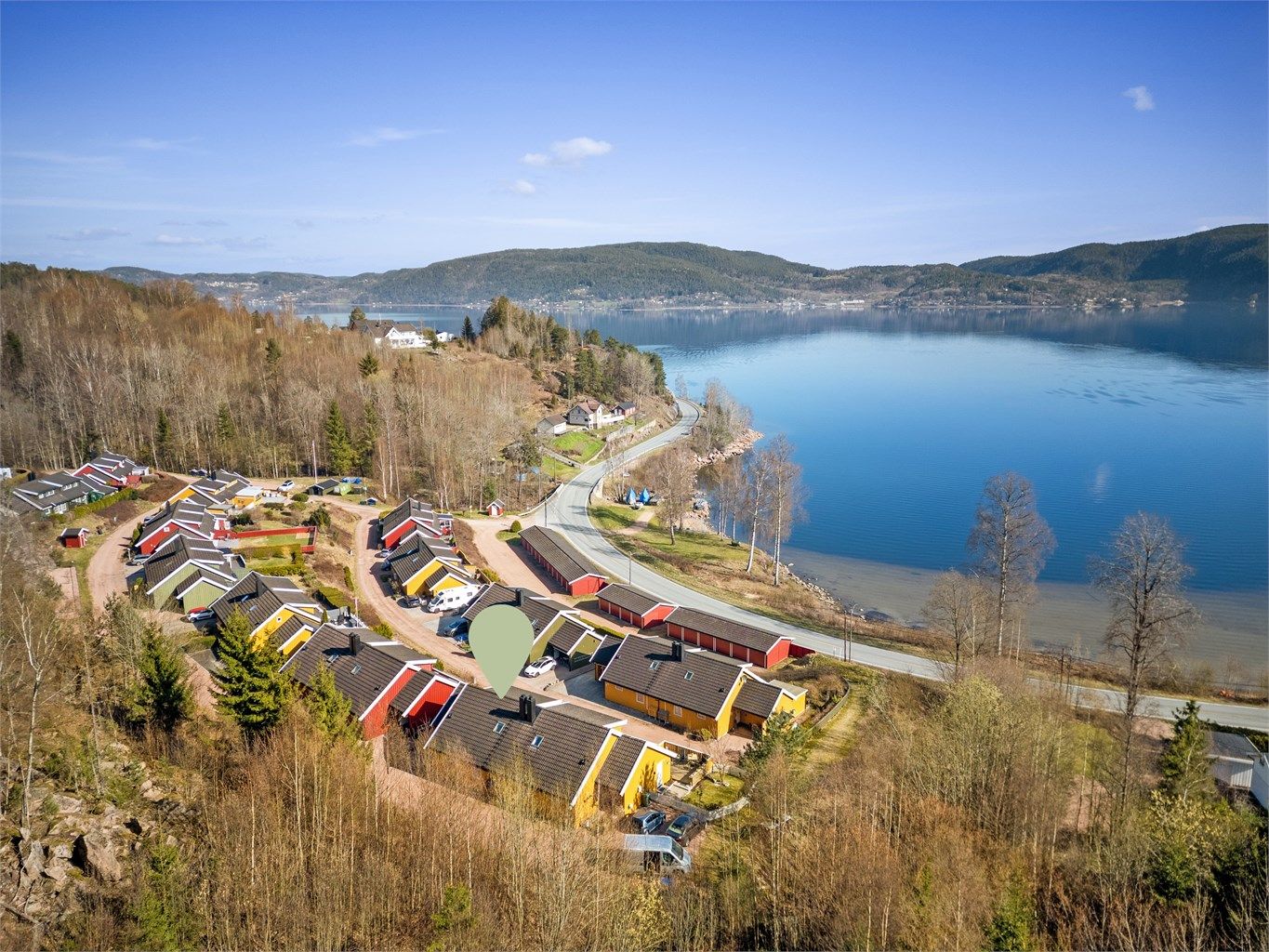 Rett til en båtplass på felles bryggeanlegg (inntil 21 fot), sameiet har tinglyst bruksrett på bryggen.