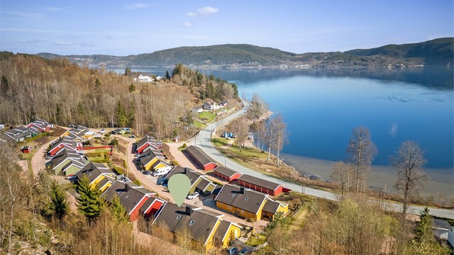 Rett til en båtplass på felles bryggeanlegg (inntil 21 fot), sameiet har tinglyst bruksrett på bryggen.