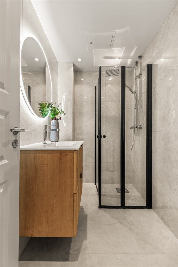 Badet er nylig oppgradert med keramiske fliser, gulvvarme og downlights i taket.