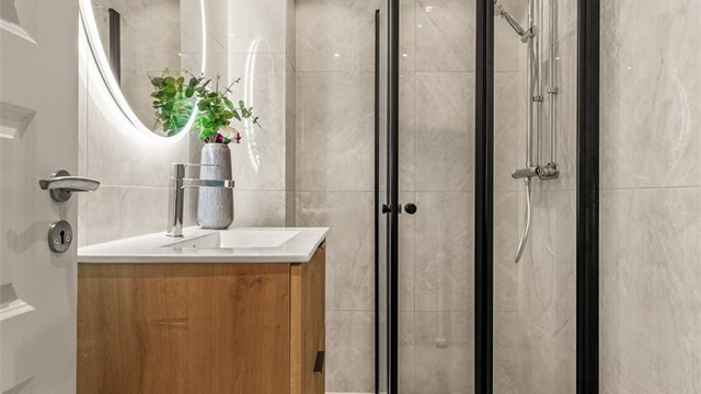 Badet er nylig oppgradert med keramiske fliser, gulvvarme og downlights i taket.