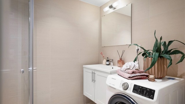 Badets gulv og vegger er pent flislagt. I gulvet er det vannbåren varme.