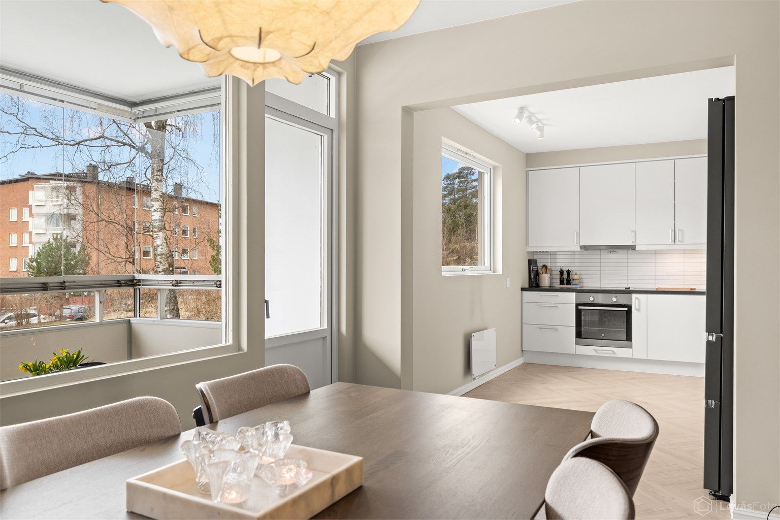 Innvendig har leiligheten gjennomgått en større oppussing i 2023. En særdeles lekker og gjennomført leilighet med nøye planlagte og påkostede materialvalg og løsninger, der lite ble overlatt til tilfeldighetene