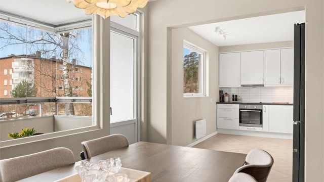 Innvendig har leiligheten gjennomgått en større oppussing i 2023. En særdeles lekker og gjennomført leilighet med nøye planlagte og påkostede materialvalg og løsninger, der lite ble overlatt til tilfeldighetene