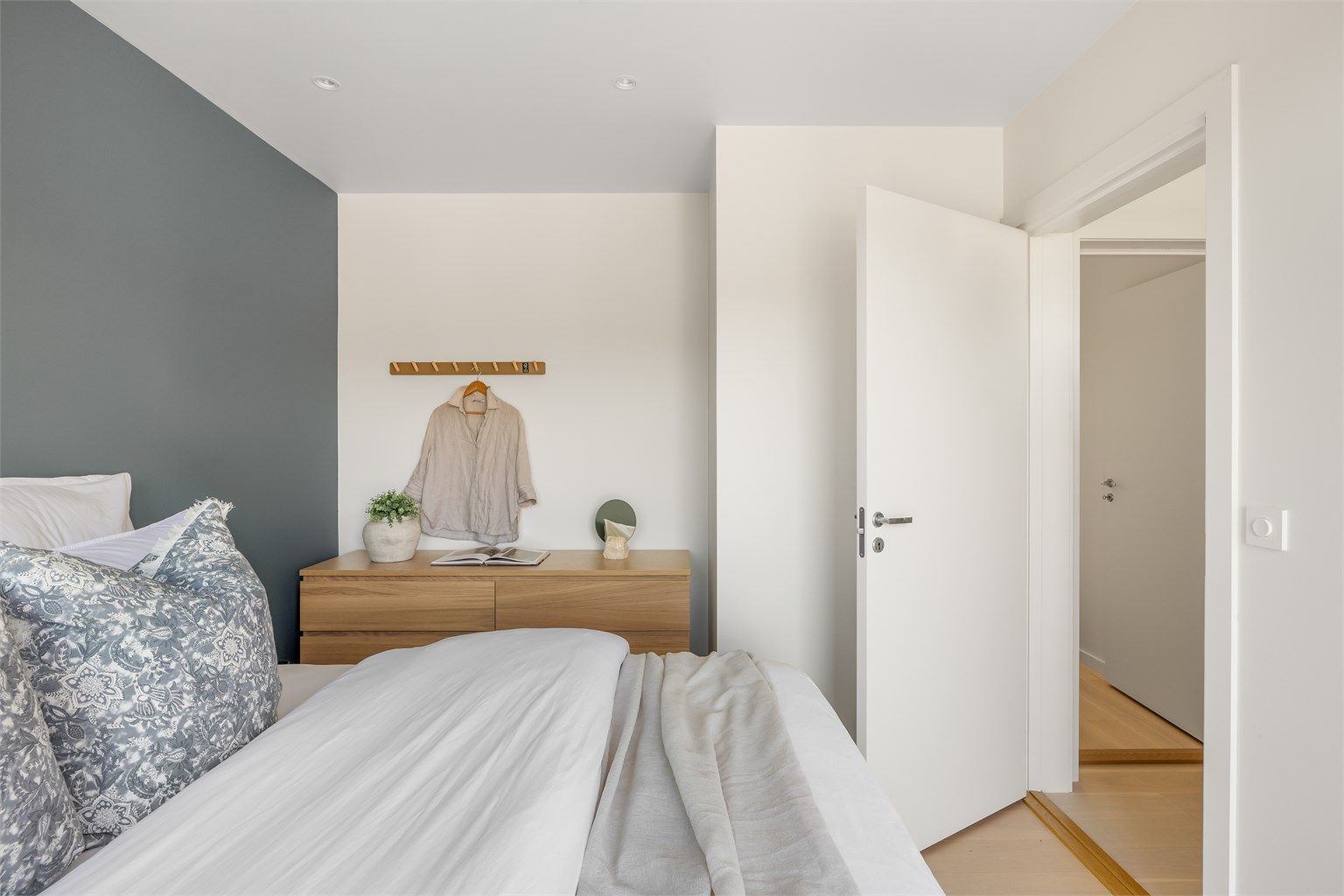 Hovedsoverommet har en egen, privat atmosfære.