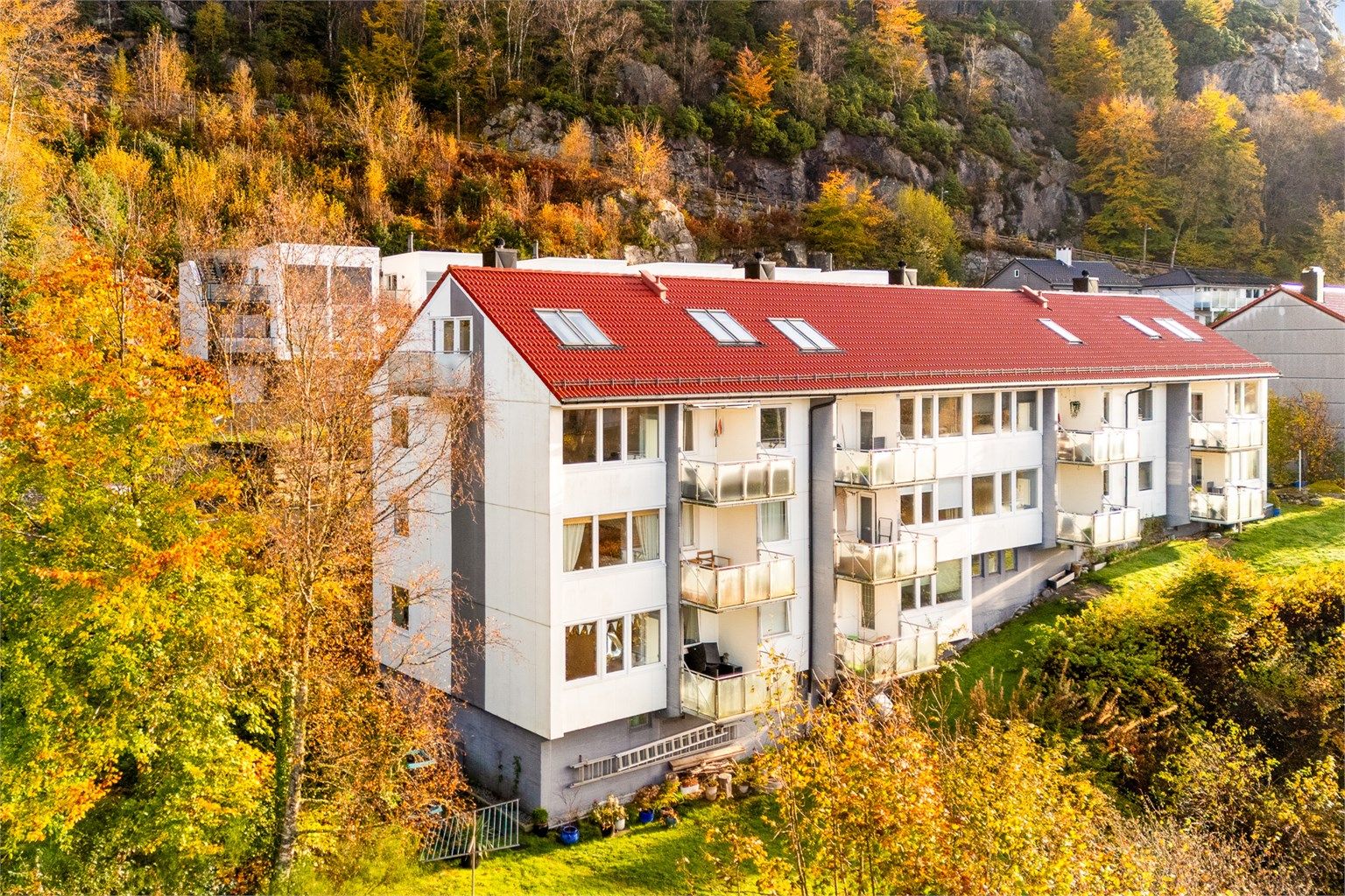 Sameiet Nylandsveien 22/24 består av 12 leiligheter og i 2017 ble det skiftet tak på bygget.