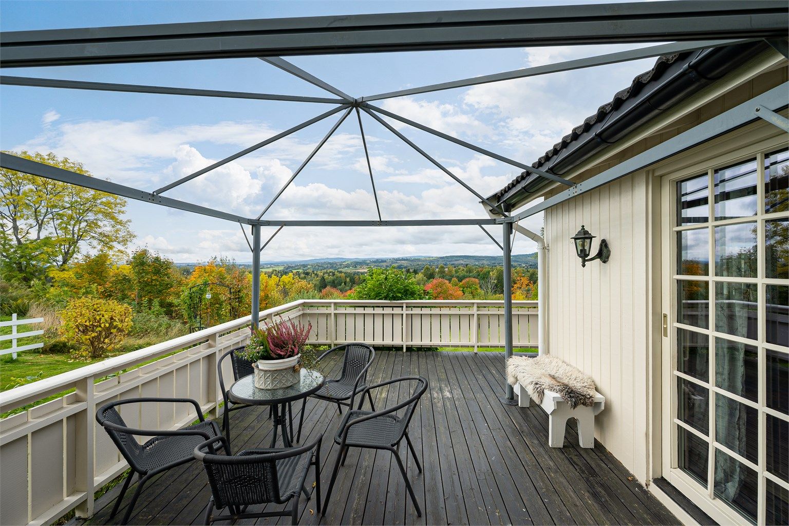 Fra terrassen har man en flott utsikt