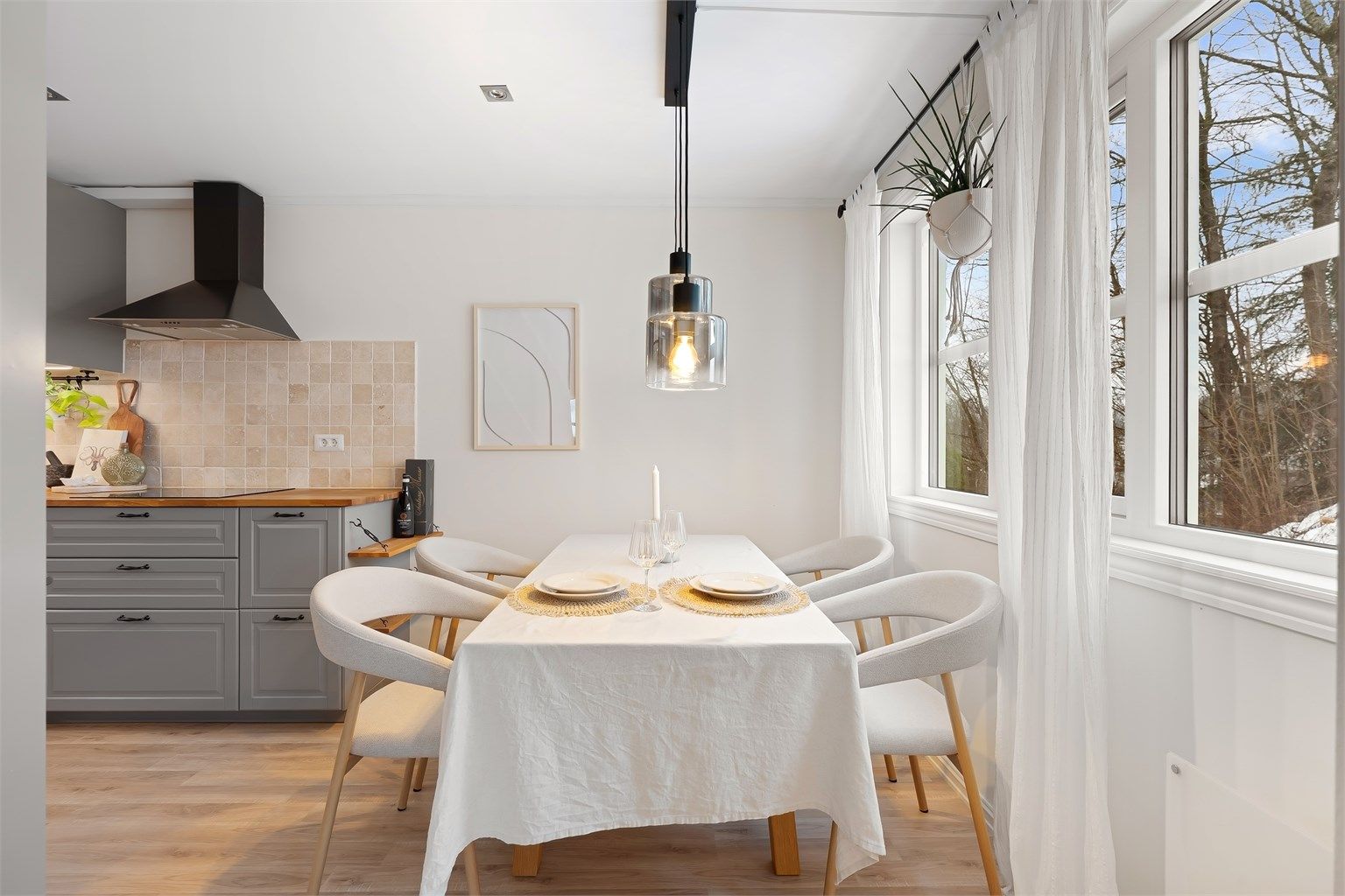 Kjøkkenet er i delvis åpen løsning mot stuen, og har plass for spisebord