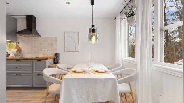 Kjøkkenet er i delvis åpen løsning mot stuen, og har plass for spisebord