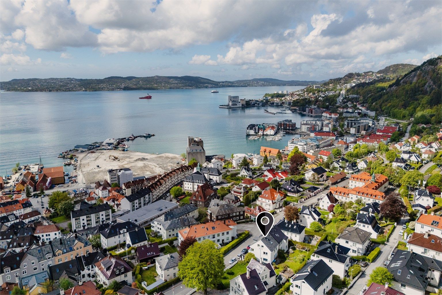 På den planerte tomten, "Kristianholm" skal det bygges cirka 400 leiligheter og dette vil bli et nytt nabolag med kaipromenade, spisesteder og badeplasser.