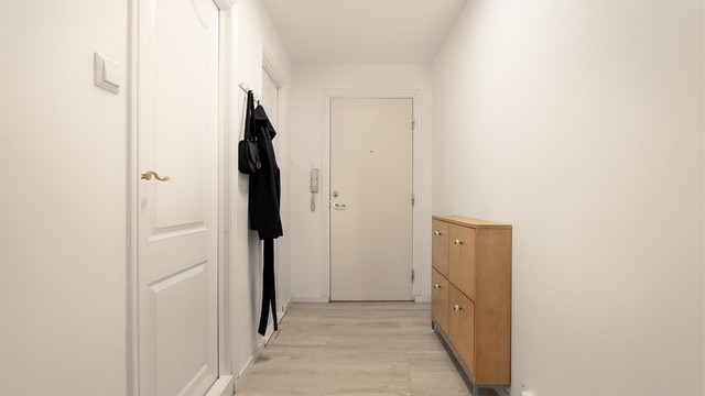 Badet og innvendig bod på ca. 5 kvm. er tilgjengelig fra entreen.