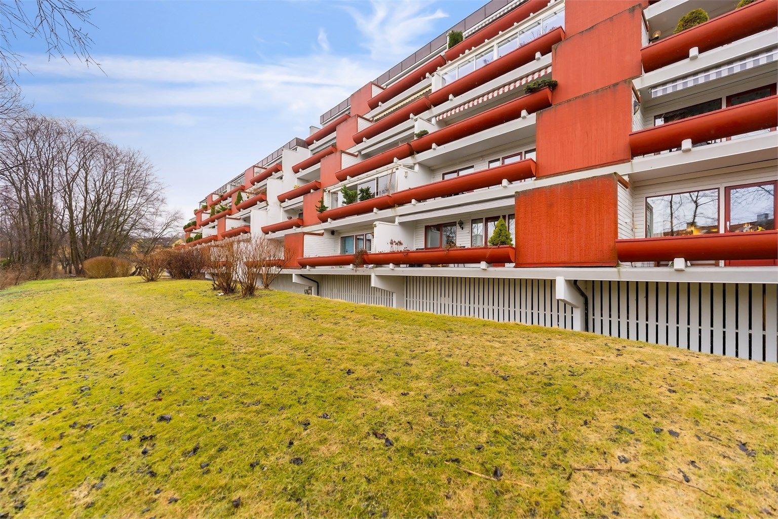 Sentralt med gangavstand til "alt". Fra eiendommen er det turstier direkte inn i Den Engelske Park som fører til Frognerparken. Bilfrie gangveier helt til Majorstuen og ca. 7 min gange til knutepunkt på Skøyen med flytog/lokaltog, buss og trikk