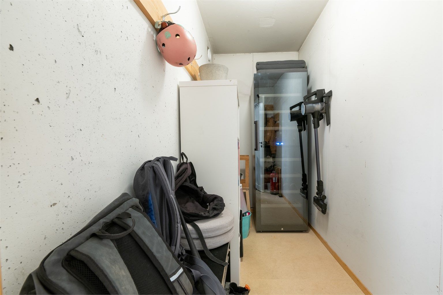 Stor og praktisk bod. Mange i borettslaget har gjort dette rommet om til en lekker garderobe.