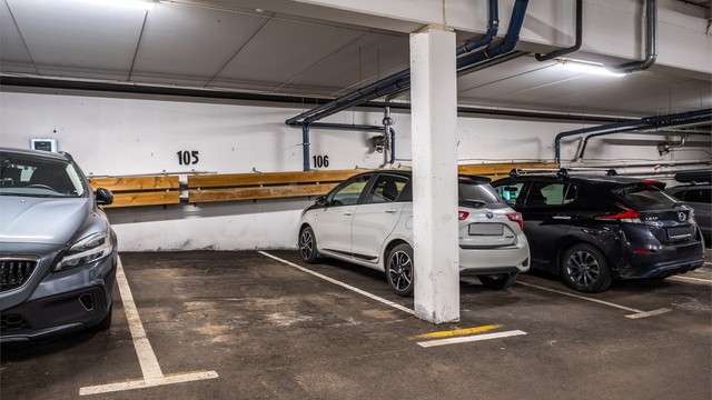 Opsjon på kjøp av garasjeplass 105 med heisadkomst fra leiligheten. Se "parkering" for informasjon.